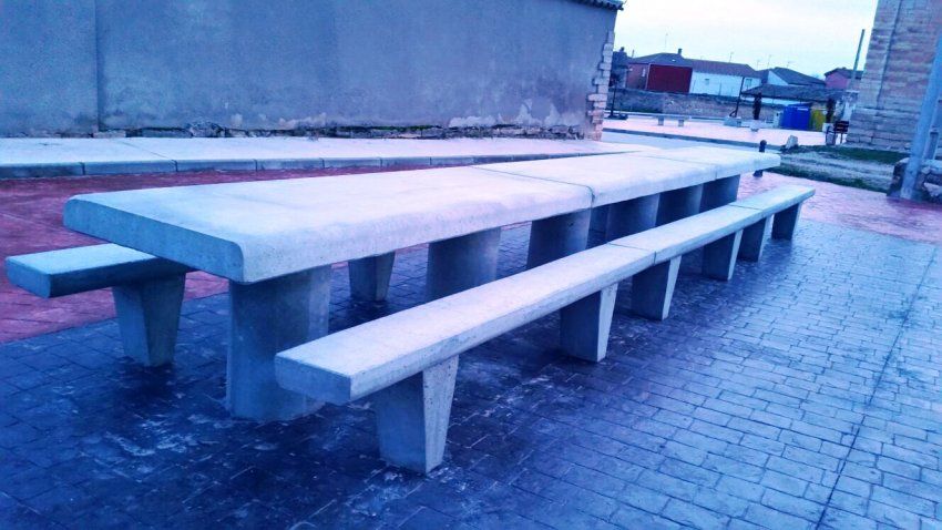 Mesa rectangular corrida con bancos