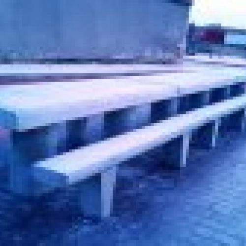Mesa rectangular corrida con bancos