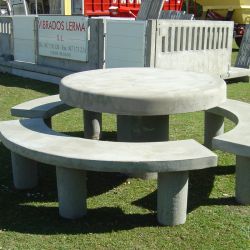 Mesa redonda con tres bancos en hormigón de Vibrados Lerma